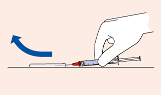 Mano che afferra una siringa con ago inserito nella pelle, freccia blu indica direzione di estrazione e superficie cutanea orizzontale