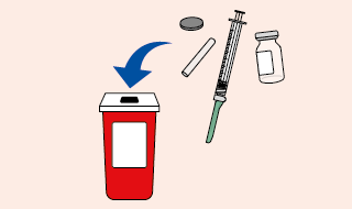 Siringa con farmaco, flacone vuoto, ago e contenitore per rifiuti speciali rossi con freccia blu che indica lo smaltimento