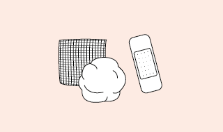 Batuffolo di cotone, cerotto adesivo e tampone imbevuto di disinfettante su sfondo rosa tenue