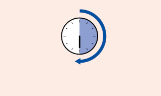 Orologio con metà quadrante bianco e metà blu scuro, con una freccia curva blu che indica il movimento orario