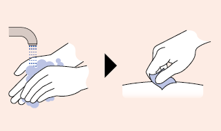 Mani che si lavano con acqua e sapone a sinistra e asciugate con un tampone disinfettante a destra freccia nera indica la sequenza