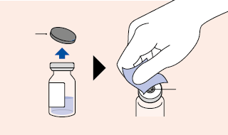 Fiala di vetro con liquido blu, tappo e salviettina alcolica in mano, freccia blu che indica la rimozione del tappo