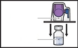 Dispositivo di iniezione automatico viola con ago rivolto verso un flacone di vetro trasparente con liquido all
