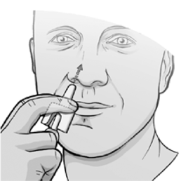 Mano che tiene un applicatore nasale vicino alla narice inferiore con le dita che lo stabilizzano