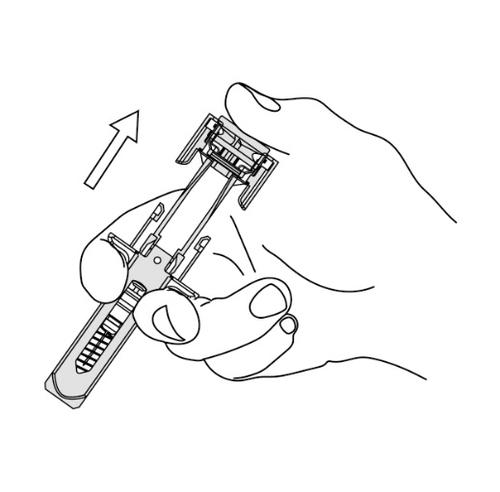 Mano che tiene un dispositivo autoiniettante con ago esposto e freccia che indica la direzione di utilizzo