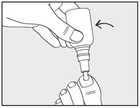 Mano che collega un adattatore bianco a una fiala di farmaco con una freccia che indica la direzione