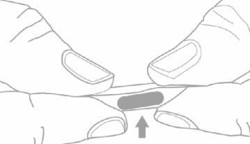 Due mani che stringono una compressa ovale scura con una freccia rivolta verso il basso