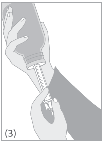 Mano che afferra la siringa mentre viene riempita con il farmaco dal flacone grigio, procedura di preparazione all