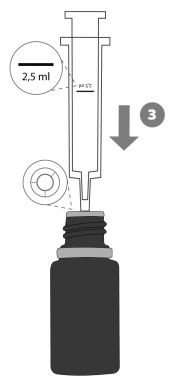 Siringa trasparente con indicazione 2,5 ml che aspira farmaco da flaconcino nero, freccia indica direzione di aspirazione