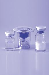 Fiale di medicinale con tappi bianchi e un dispositivo di miscelazione centrale trasparente su sfondo chiaro