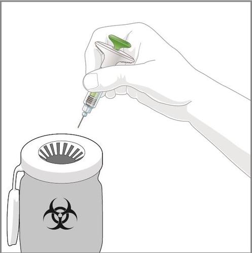 Mano che tiene una siringa sopra un contenitore per rifiuti biologici con simbolo di biohazard e ago rivolto verso il basso