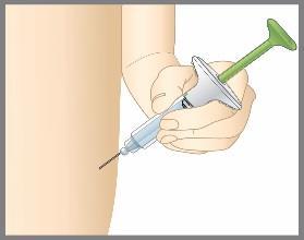 Mano che tiene una siringa verde e bianca con ago inserito nella pelle del braccio umano vista laterale