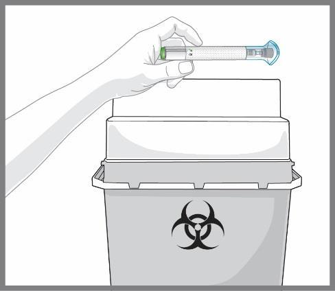 Mano che tiene un autoiniettore sopra un contenitore per rifiuti speciali con simbolo biohazard blu su sfondo grigio