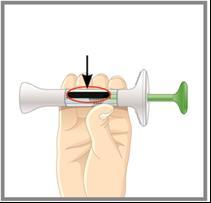 Dispositivo autoiniettante bianco e verde tenuto in mano con evidenziata area di iniezione circondata da un anello rosso