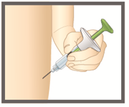 Mano che tiene una siringa pre-riempita con ago inserito nel braccio a un angolo di circa 45 gradi