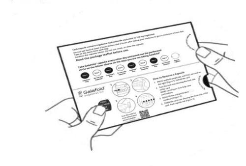 Mani che aprono un blister di capsule Galafold con istruzioni illustrate e un codice QR per la rimozione