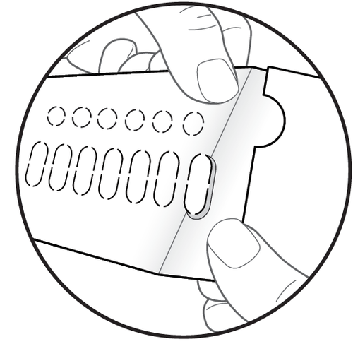 Mano che rimuove la pellicola protettiva da una confezione blister con diverse compresse bianche all