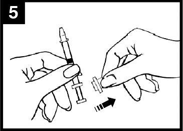 Mano che tiene una siringa pre-riempita e un adattatore, freccia che indica l