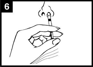 Mano che stringe una siringa pronta per l