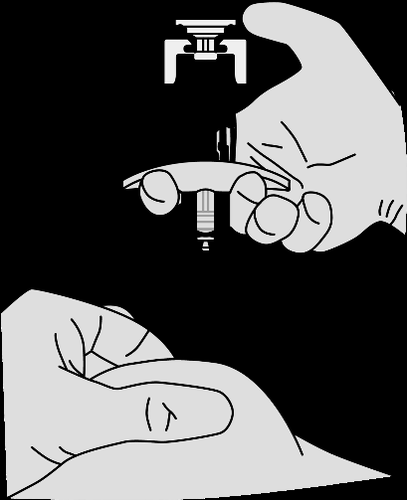 Mano che tiene una penna per iniezione con ago rivolto verso la pelle sollevata da un pollice e indice