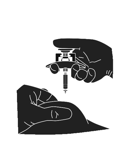 Mano che tiene un dispositivo iniettore con ago rivolto verso la pelle del braccio con piega cutanea