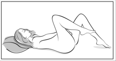 Paziente sdraiato su un fianco con le ginocchia piegate e la testa appoggiata su un cuscino