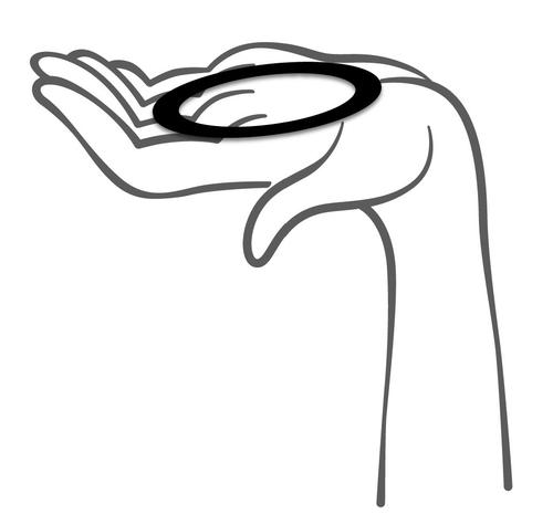 Mano aperta che sostiene un anello nero ovale con un contorno spesso e ben definito