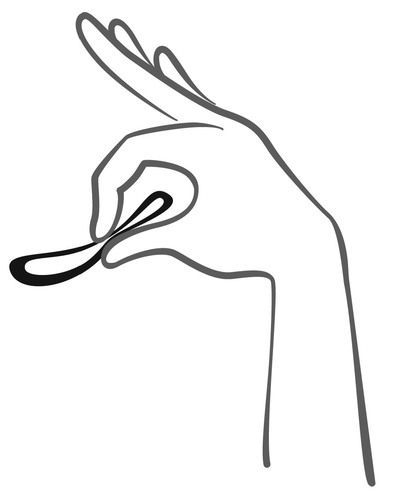 Mano che stringe il cappuccio nero di una siringa, preparazione all