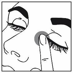 Dito indice che preme delicatamente sulla palpebra inferiore di un occhio chiuso con ciglia lunghe