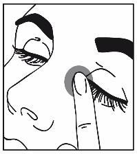 Mano che applica una goccia di collirio nell