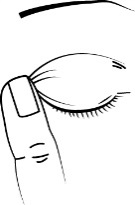 Occhio chiuso con ciglia lunghe e palpebra inferiore abbassata, tenuto aperto da due dita della mano