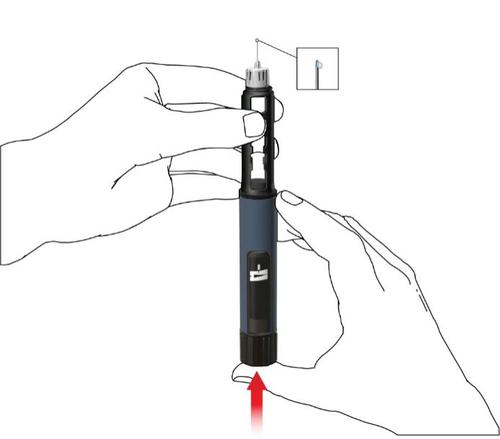 Mano che tiene un dispositivo per iniezione con ago e pulsante di attivazione freccia rossa indica la pressione da esercitare