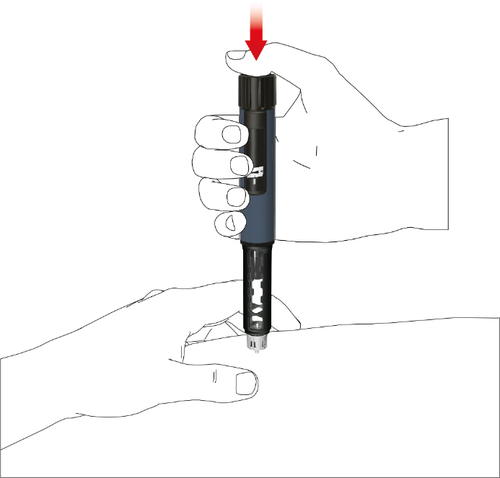 Mano che tiene un dispositivo per iniezione auto-iniettante puntato verso la pelle del braccio con freccia rossa indicante la pressione