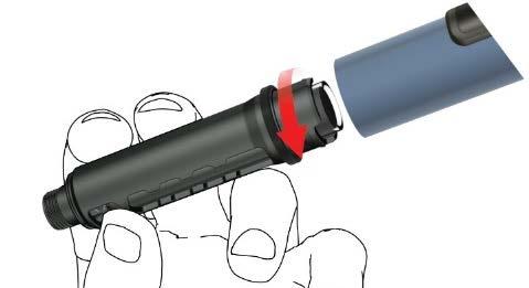 Dispositivo penna iniettabile nero con cappuccio protettivo blu parzialmente rimosso da una mano