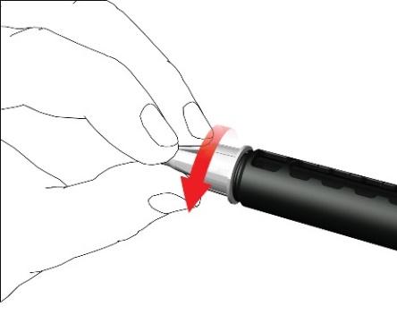 Mano che tiene una penna per iniezione con una freccia rossa che indica il movimento di rotazione del tappo protettivo