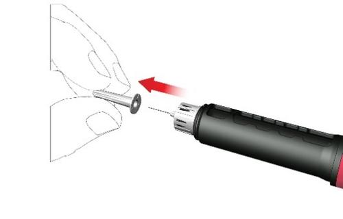 Siringa con ago che viene spinto in un tappo di gomma trasparente con una freccia rossa che indica la direzione