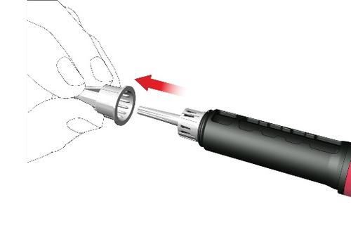 Siringa pre-riempita con ago protettivo, freccia rossa indica la direzione di rimozione del cappuccio protettivo