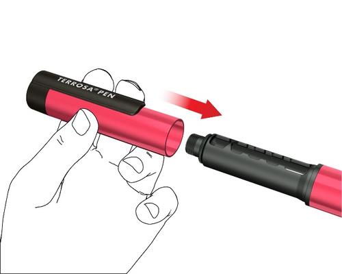 Mano che tiene Terrosa Pen con cappuccio nero e rosso, freccia indica rimozione del cappuccio protettivo dall