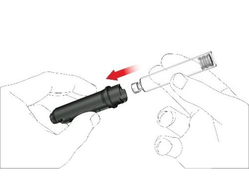 Mani che assemblano un dispositivo medico con una freccia rossa che indica la direzione di inserimento