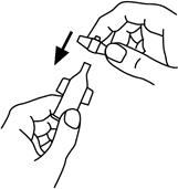 Mani che tengono una fiala e una siringa precaricata, freccia nera indica direzione di inserimento ago nella fiala