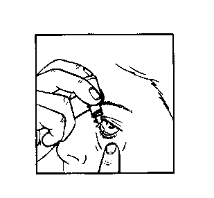 Mano che tiene una goccia oculare inclinata sopra l