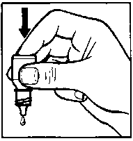 Mano che tiene un dispositivo autoiniettore con ago rivolto verso il basso e goccia di liquido all