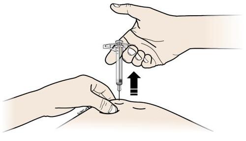 Mano che tiene una siringa pronta per l