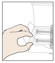 Mano che strappa un foglio da un blocco di ricevute mediche con tre copie sovrapposte