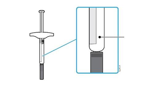 Siringa preriempita con stantuffo visibile e ago collegato, dettaglio dell