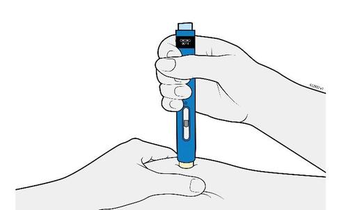 Mano che tiene un dispositivo blu per iniezione con ago rivolto verso la pelle del braccio inferiore