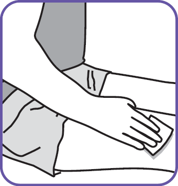 Braccio piegato con una ferita aperta e una mano che applica una garza bianca per coprire la lesione