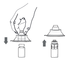 Mano che preme un dispositivo medico su una base, con frecce che indicano il movimento di un cilindro e un tappo separati
