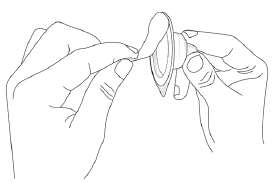 Mani che tengono e manipolano un dispositivo medico cilindrico con un cappuccio protettivo trasparente