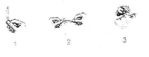 Sequenza di tre mani che stringono una siringa con l